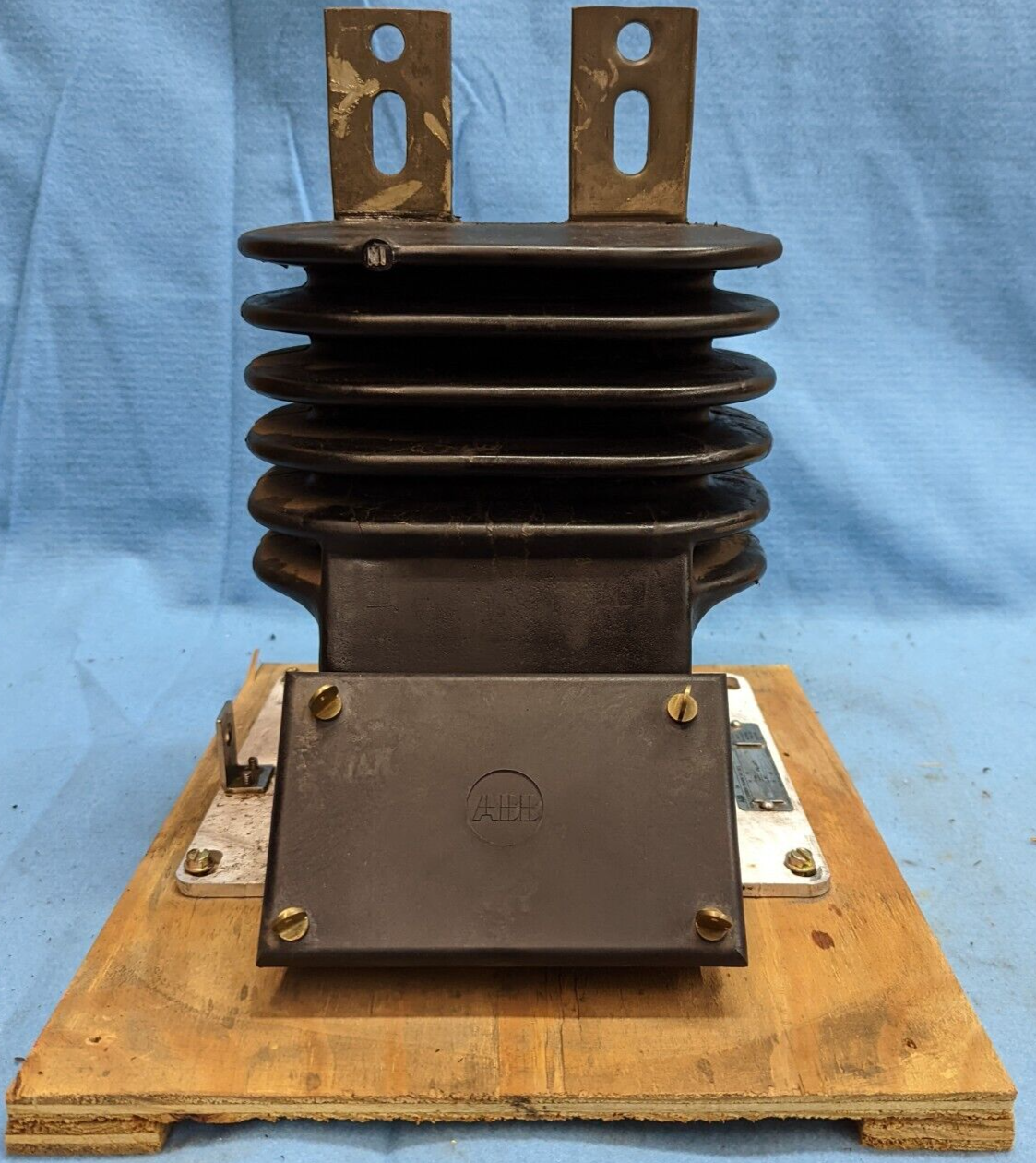 ABB KON-11 CURRENT TRANSFORMER 7524A25C11 RATIO-200: 5 AMPS