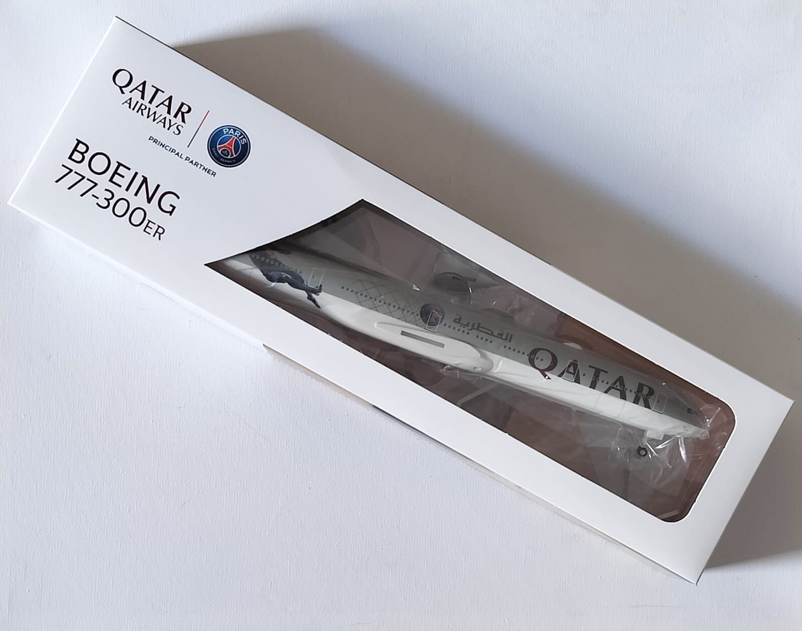 Qatar Airways Boeing 777-300 ER 1:200 Scale Model Paris