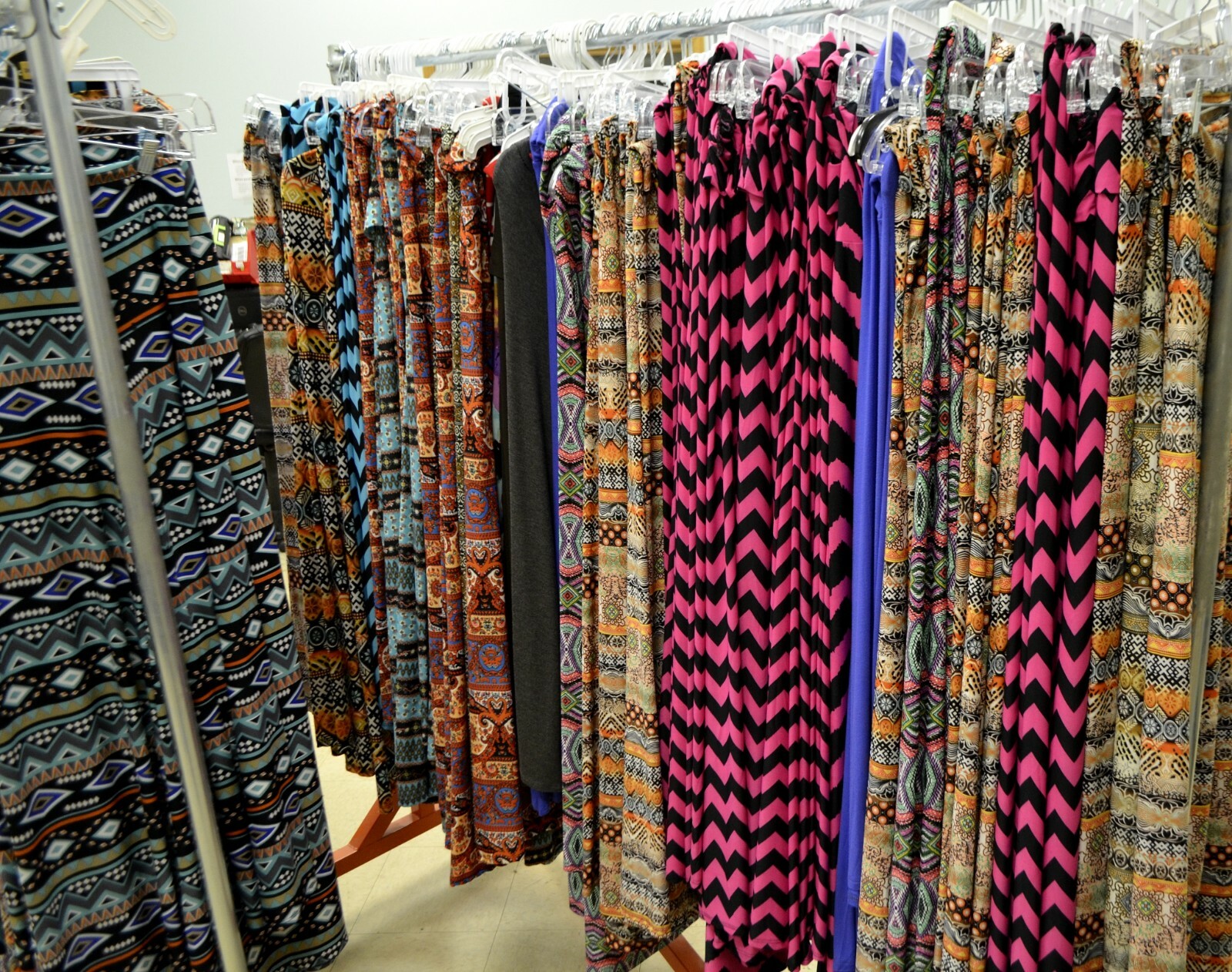 25pc Wholesale Lot NEW Size:MEDIUM Womens Leggings Palazzo Pants Aztec Chevron