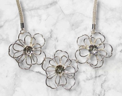 Floral Necklace In Bloom Floral Silvertone Avon Signature Collection NEW!