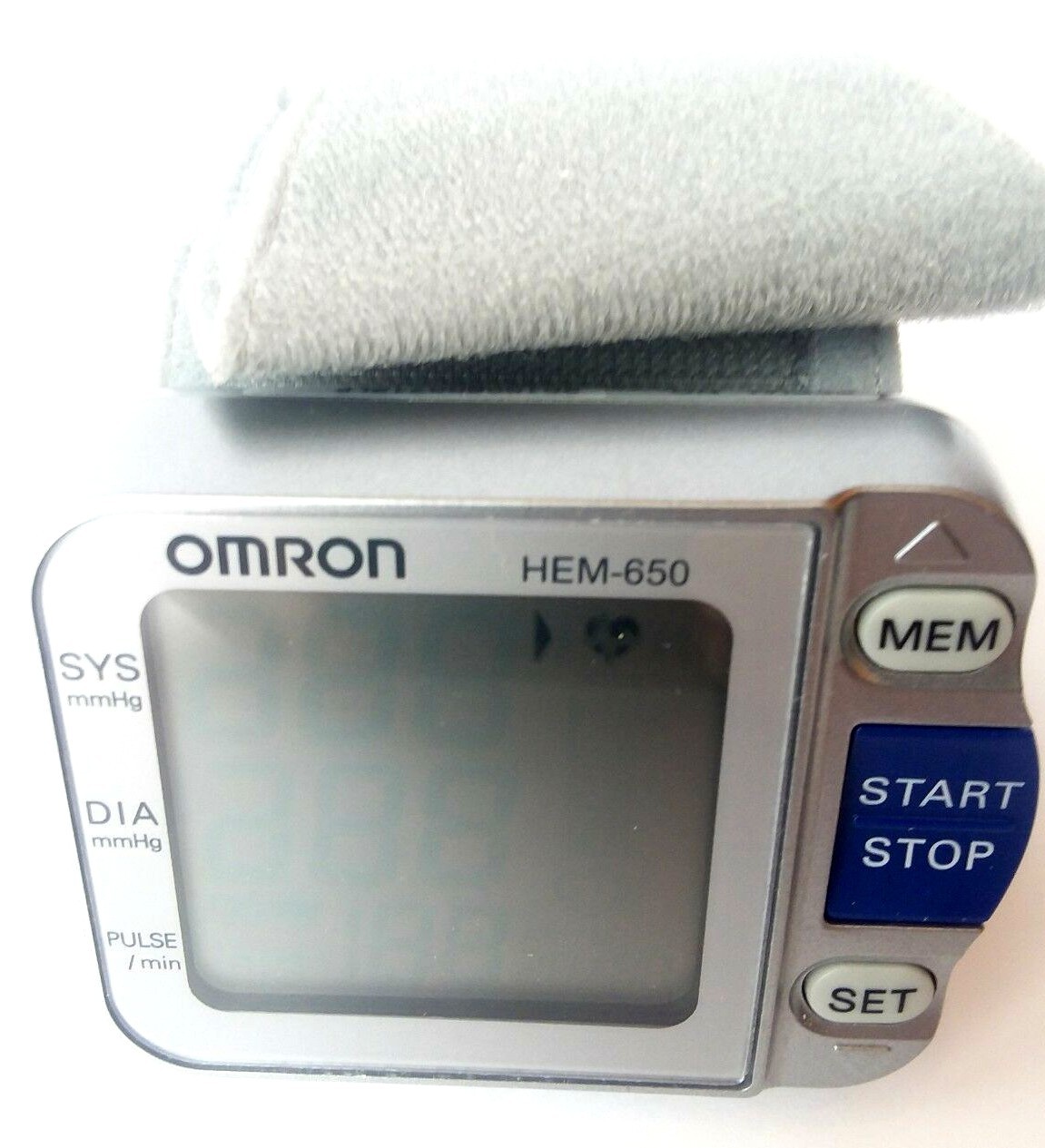 Blood Pressure Wrist Monitor Omron HEM-650 Digital Automatic with Hard Case