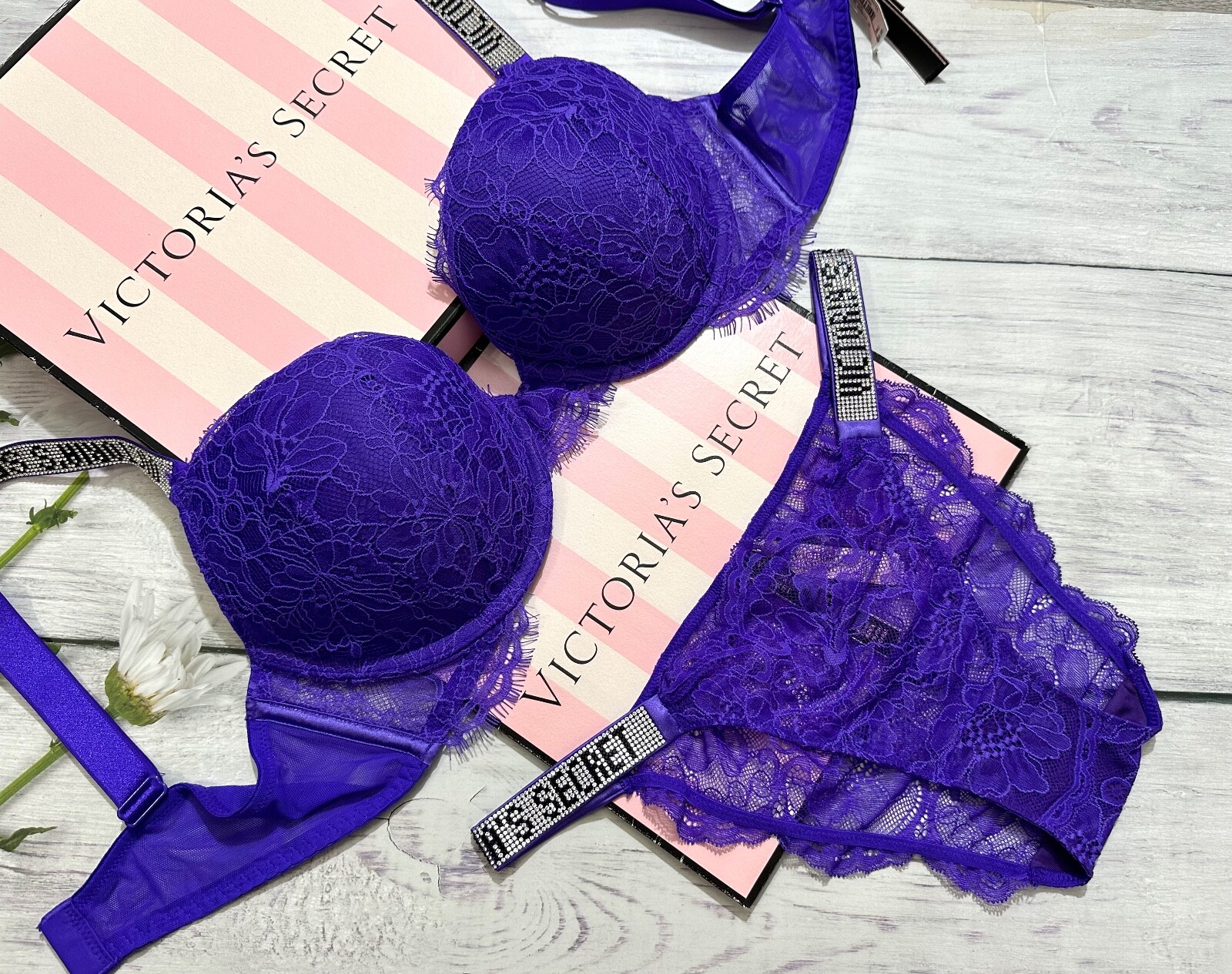

Victoria s Secret Кружевной бюстгальтер пуш-ап на бретельках со стразами фиолетовый, Bright violet