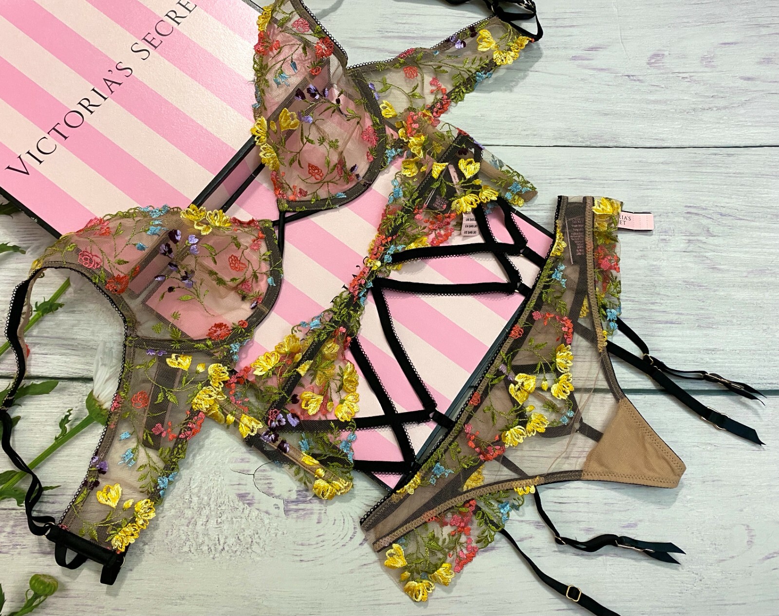 

Victorias Secret DREAM ANGELS Комплект из 3-х бюстгальтеров + стрингов + подвязки с вышивкой, Multicolor