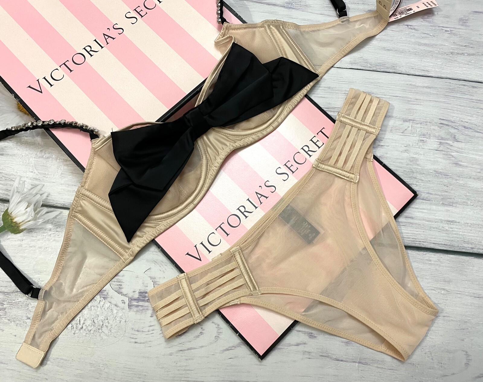 

Комплект бюстгальтера-балконета без подкладки Victorias Secret из прозрачной сетки с бантом и блестящими бретельками цвета шампанского, Beige black