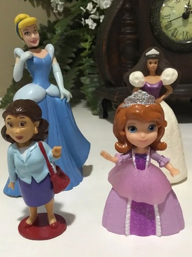 Lot of 14 Dolls: Disney, Barbie/Various Mixed Used NICE collection