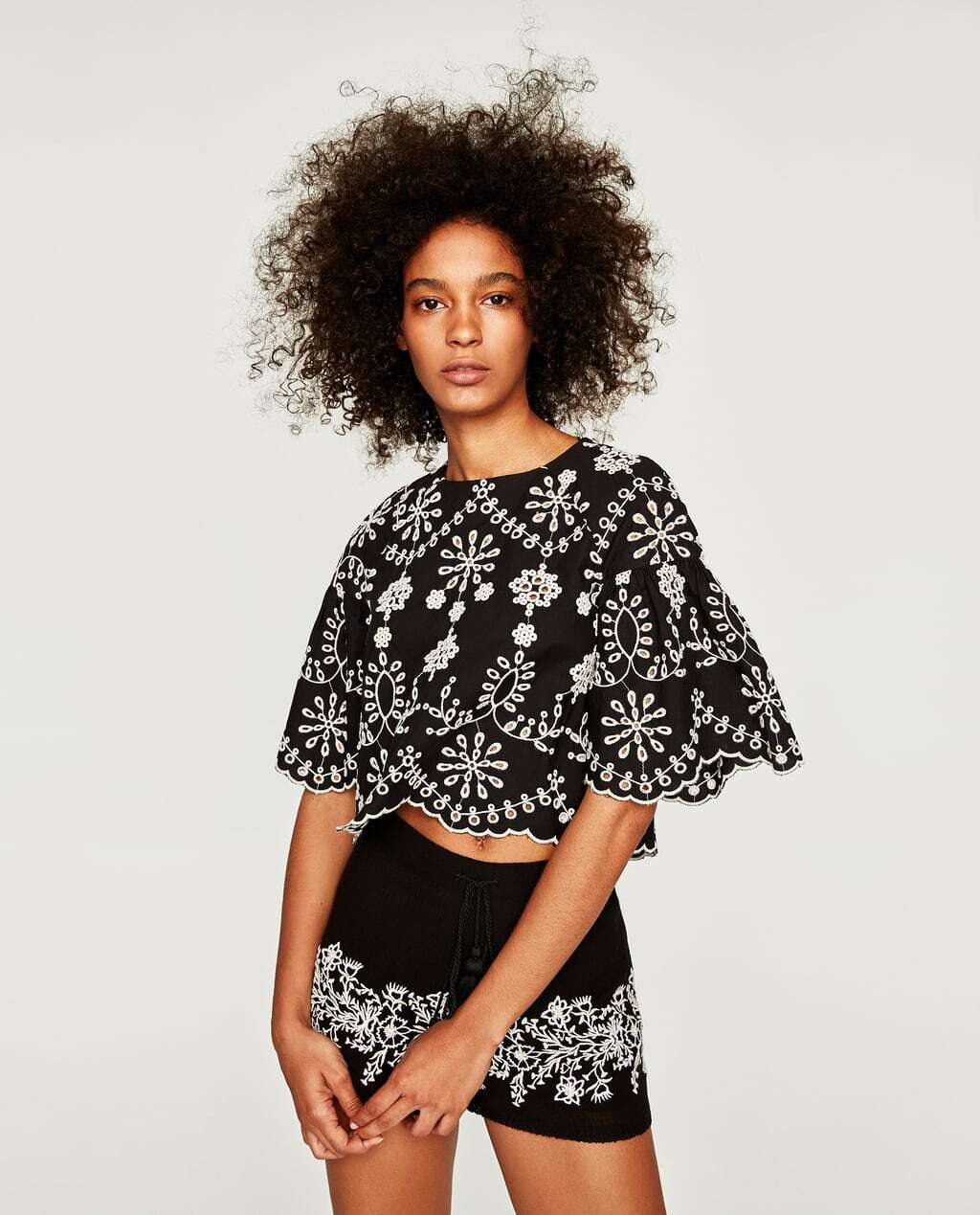 Pretty!Zara TOP WITH FLORAL EMBROIDERY-ref 0881/018-cotton
