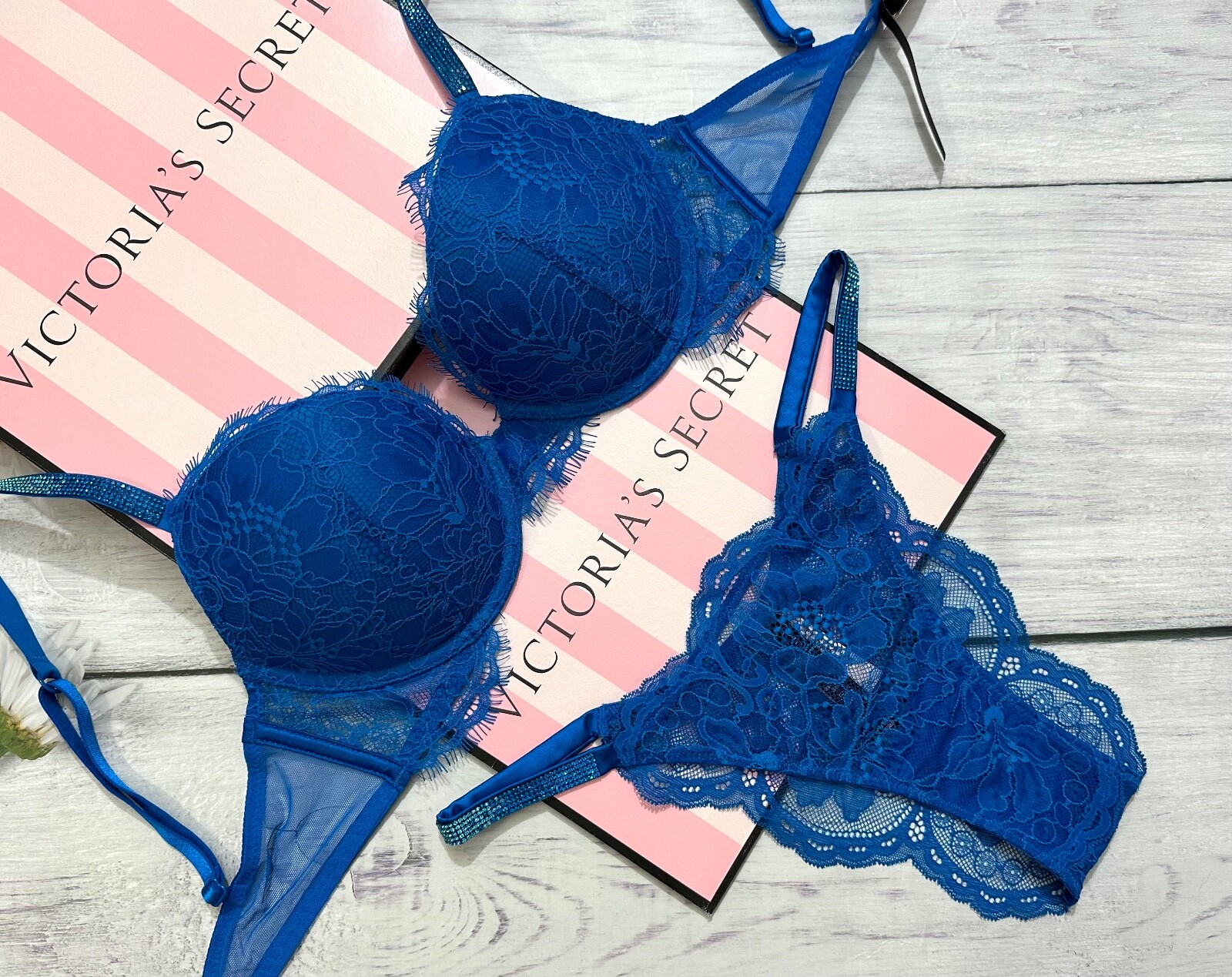 

Комплект Victorias Secret Shine Strap с кружевным бюстгальтером пуш-ап и бразильскими трусиками синего цвета, Enamel blue