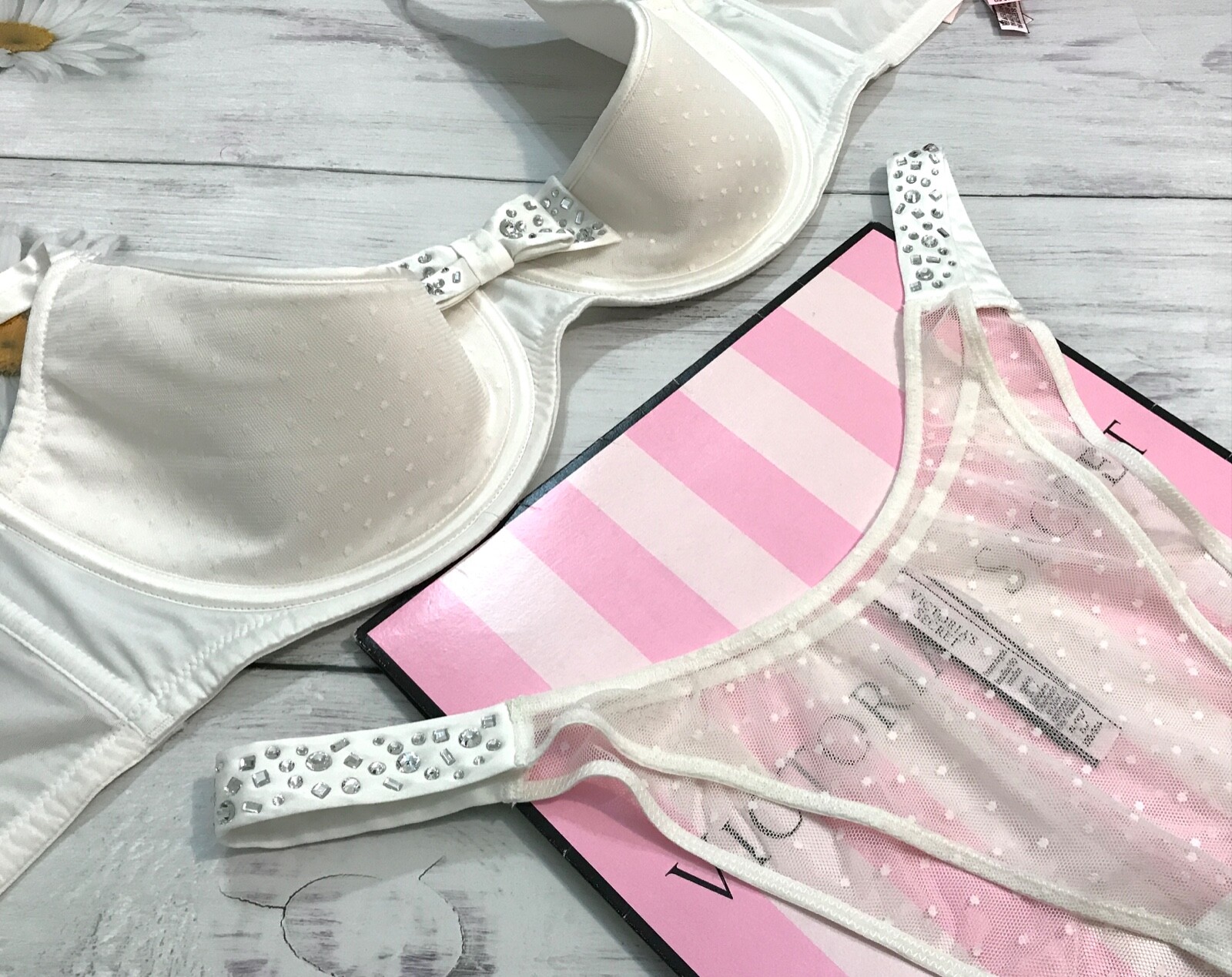 

Victorias Secret Luxe Бюстгальтер без подкладки с получашками 3/4 и стразами, белый цвет, Luxe Lingerie