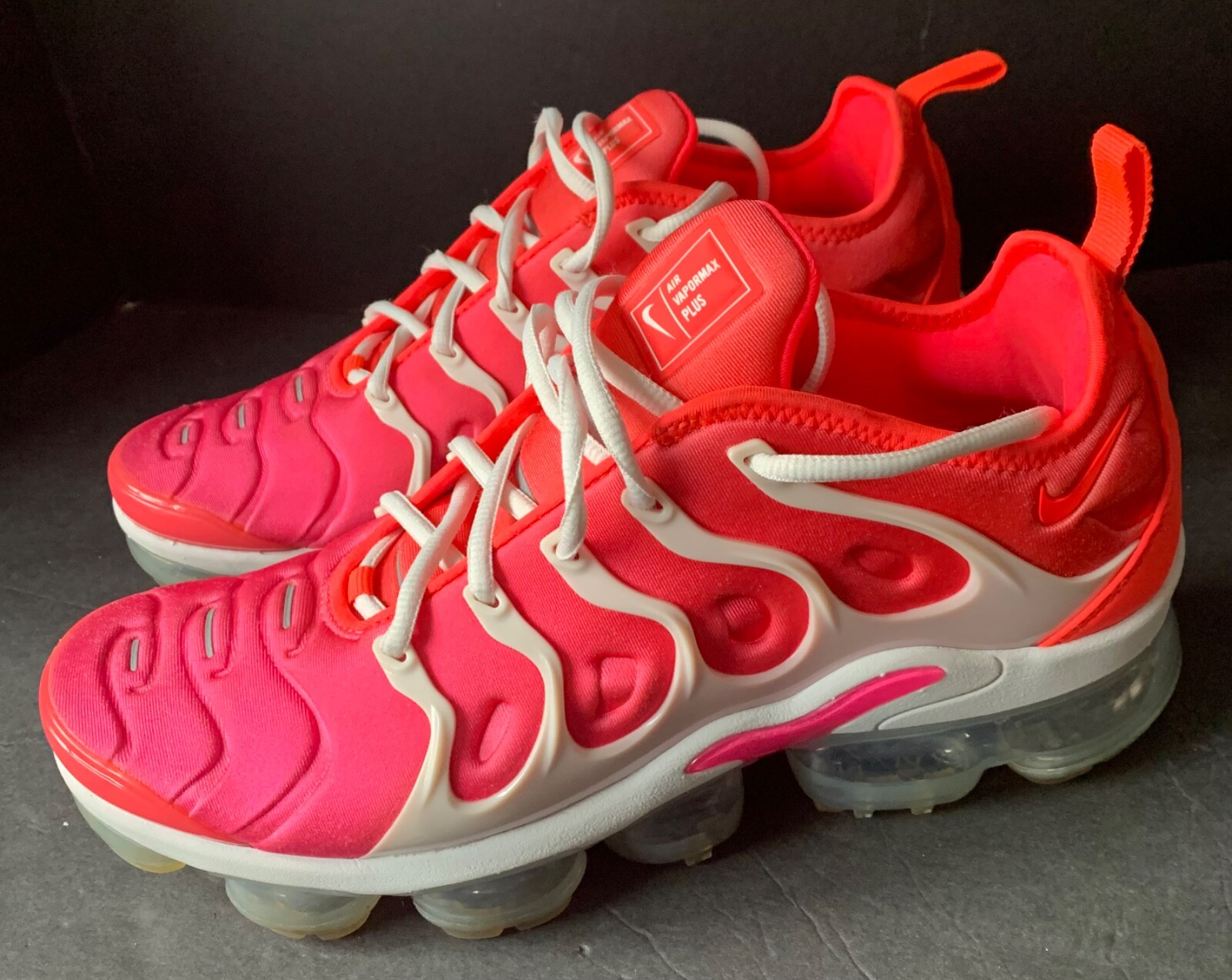 nike vapormax plus pink and white