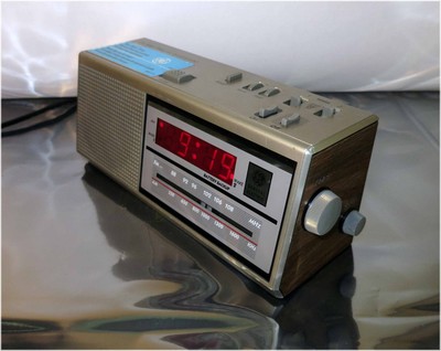 Vintage General Electric Model No. 7-4637A, Two Wake Times AM FM Clock Radio