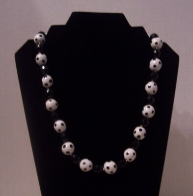 VINTAGE  ''JOAN RIVERS  BLACK AND WHITE   BEAD NECKLACE ''   20  W 4'' EXT.
