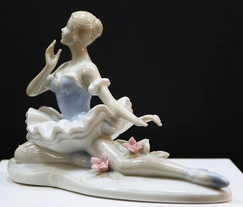 Vintage Valentino figurine Ballerina at Rest, 4.5"tall, Taiwan
