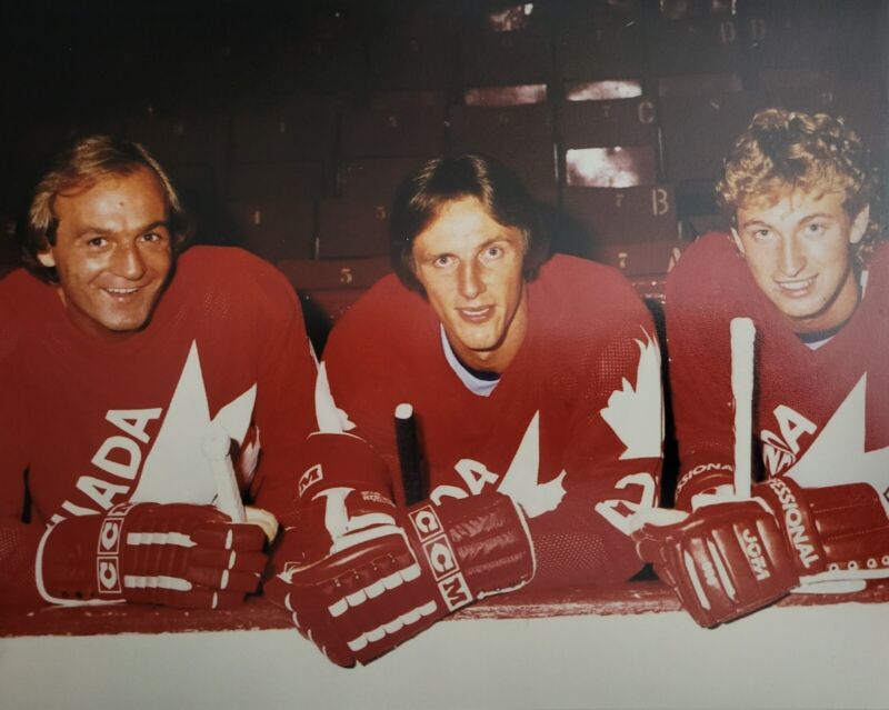 1981 Canada Cup Wayne Gretzky Mike Bossy Guy Lafleur 8x10 photo