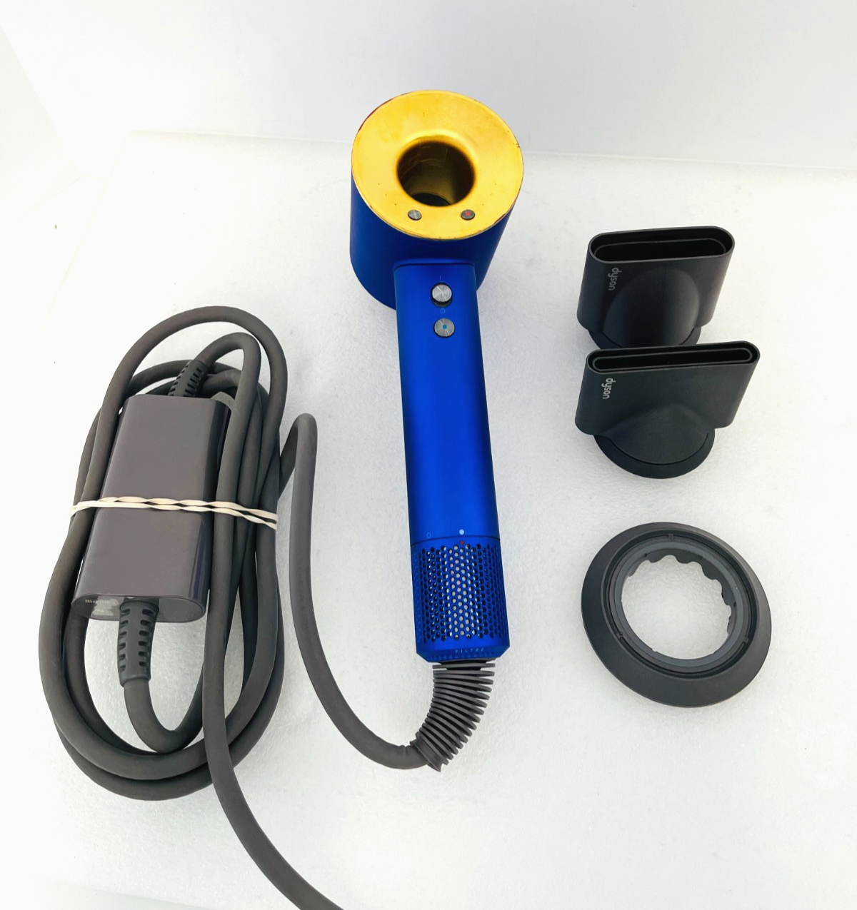 【限定モデル：完全未使用新品】ダイソン SupersonicHD01 Genuine Dyson Supersonic Hair Dryer HD01 Plus Attachments