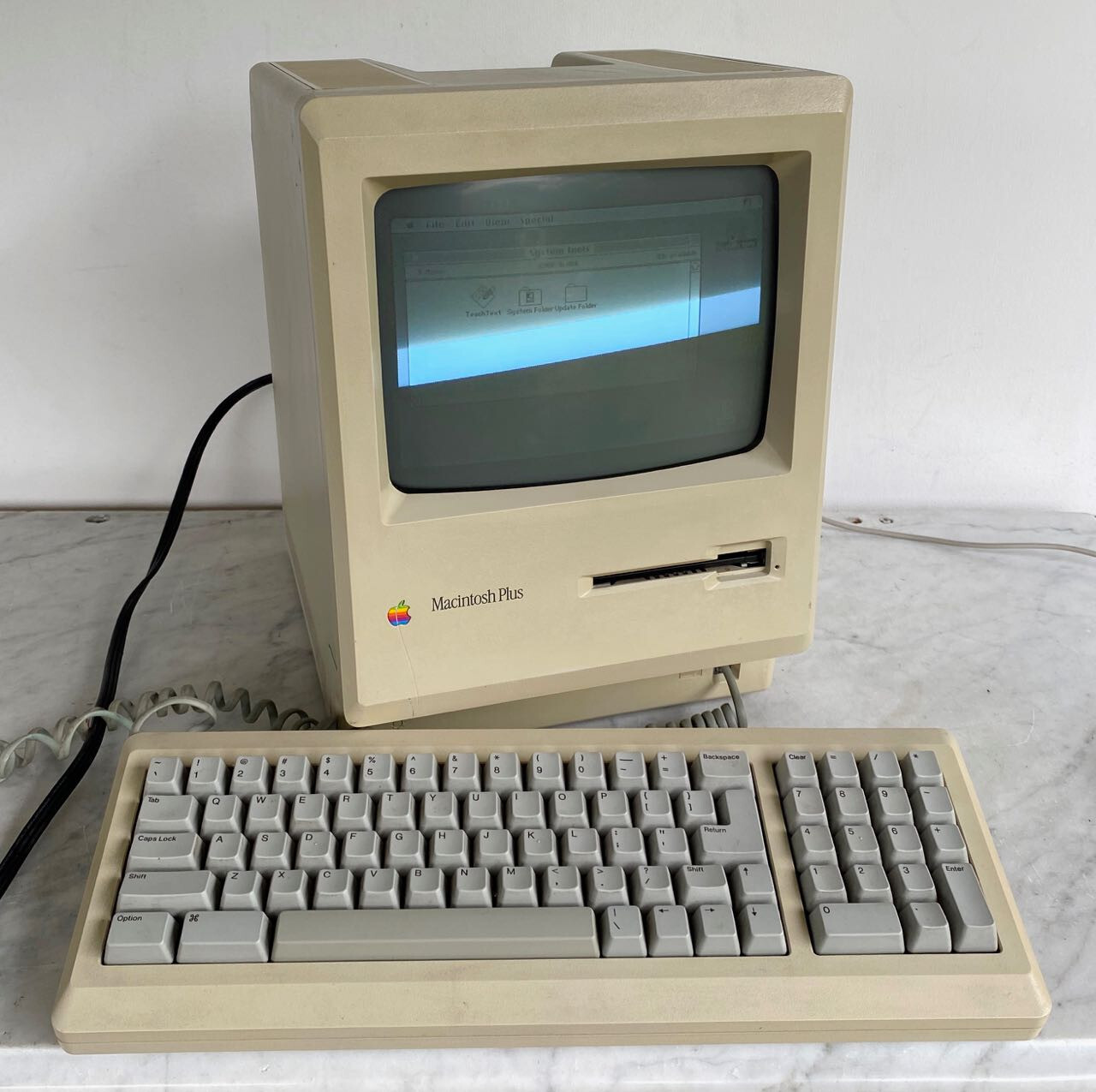 Apple　Macintosh Plus 1Mb Apple Macintosh Plus 1MB Computer & Keyboard No Mouse. Parts