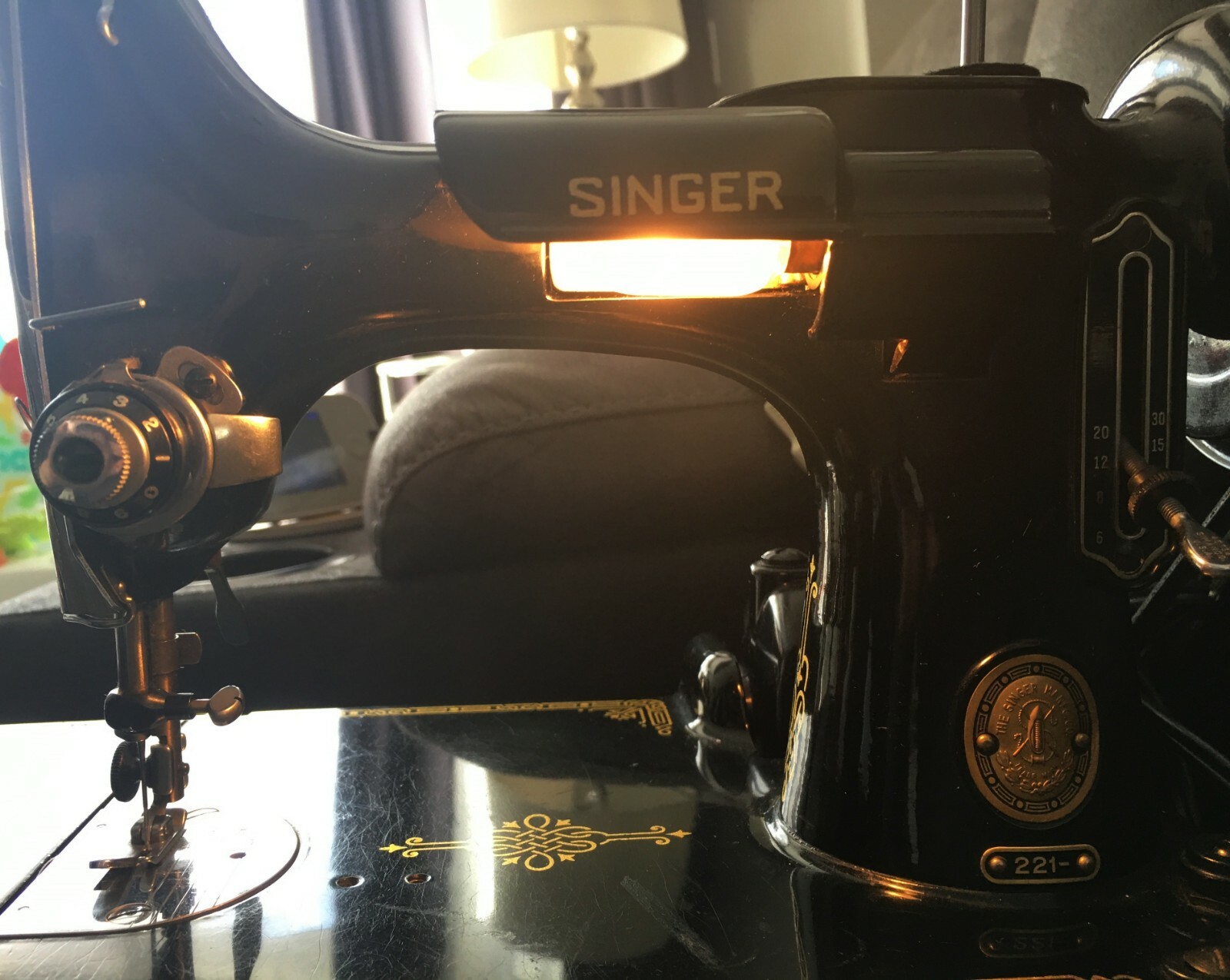 Singer Featherweight 221-1 Portable Sewing Machine w/ Case EXTRAS Attachments AL