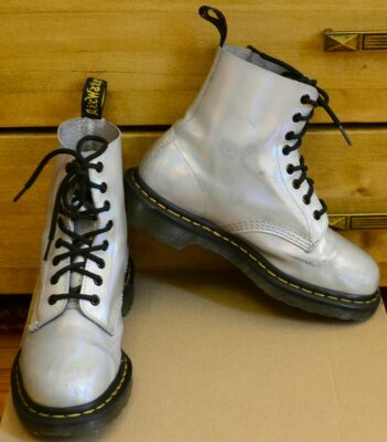 Dr martens silver best sale lazer