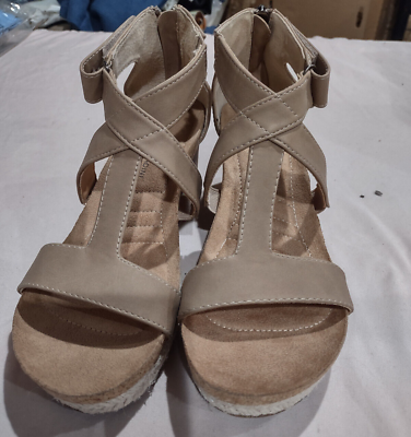 Adrienne Vittadini Thurston Wedge Sandal Women s Size 6.5 M Taupe MSRP 89
