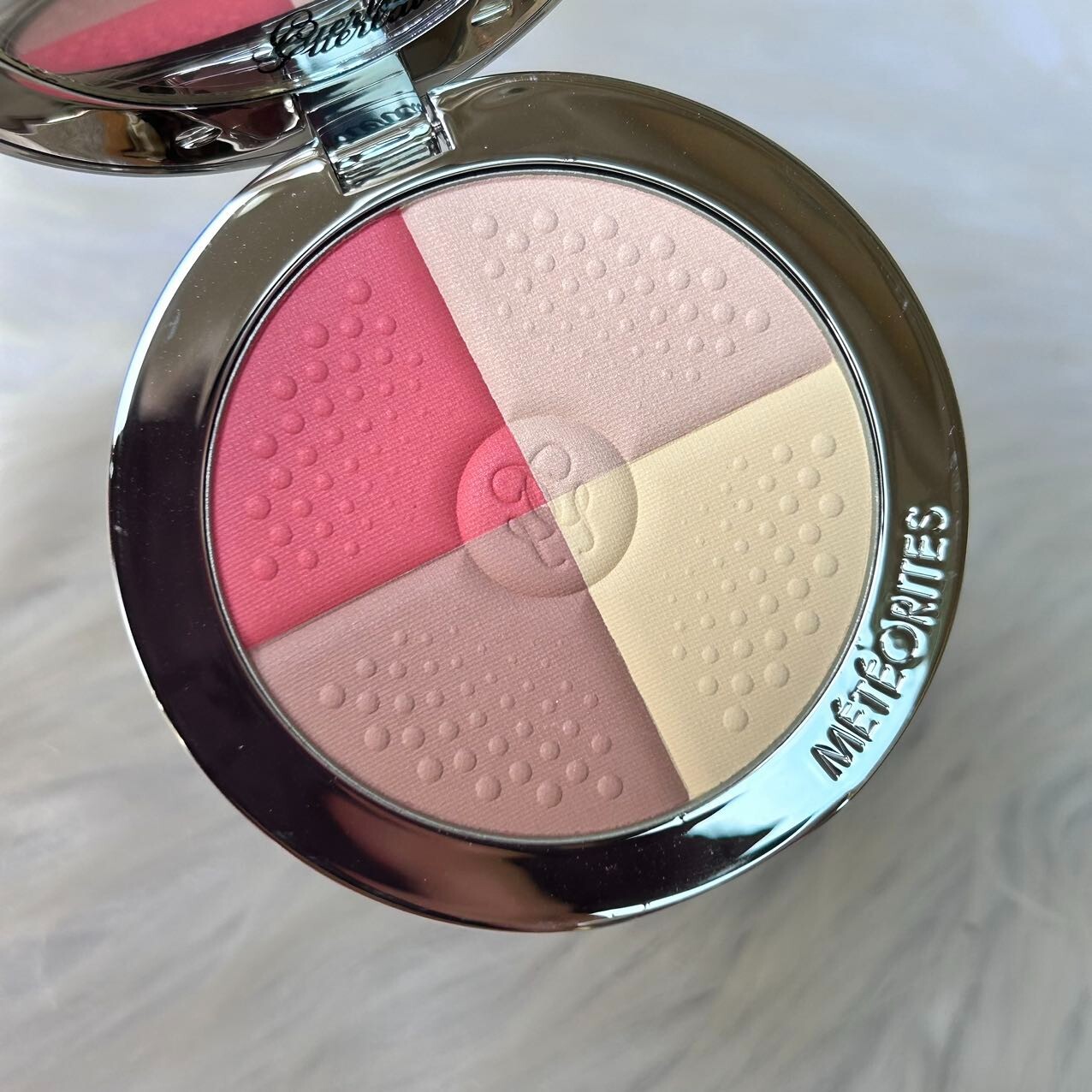 GUERLAIN MÉTÉORITES COMPACT プレストパウダー 8g Guerlain Meteorites Compact Colour Correcting Powder, Golden