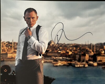 Daniel Craig signed James Bond 8x10 photo In Person Proof. Skyfall 007