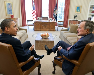 BARACK OBAMA MEETS w/ GEORGE H.W. BUSH IN THE OVAL OFFICE - 8X10 PHOTO (EP-921)