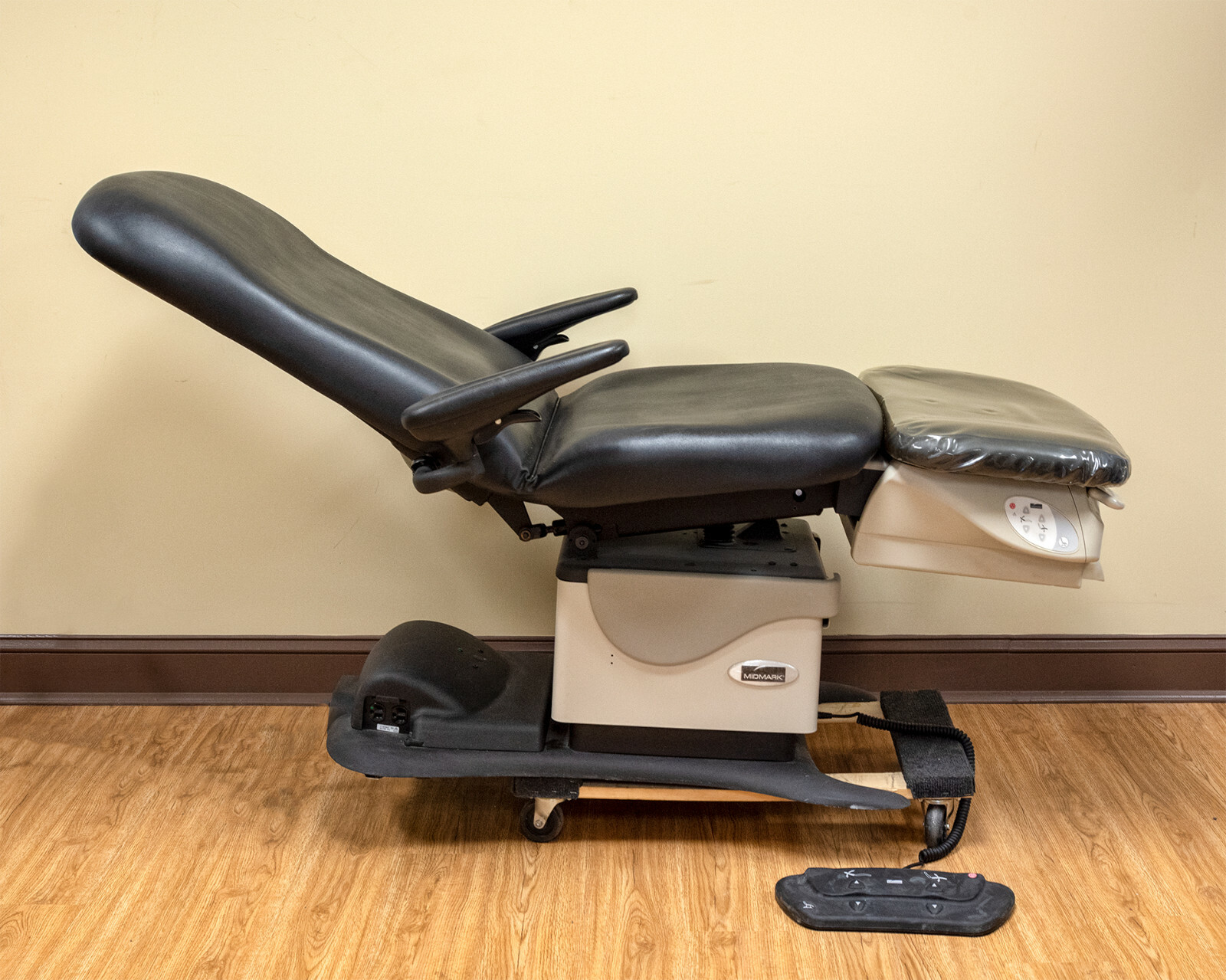 *Black Midmark 646 Podiatry Chair - Complete Base + Upholstery Top