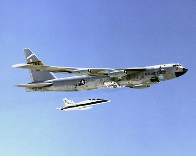 B-52 AIRCRAFT (#008) w/ F-18 CHASE PLANE ON 40TH ANNIV  8X10 NASA PHOTO (EP-067)
