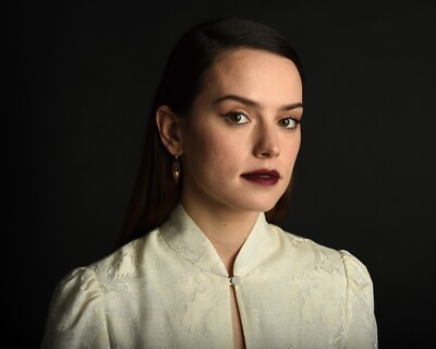  SEXY DAISY RIDLEY 8x10 PHOTO *