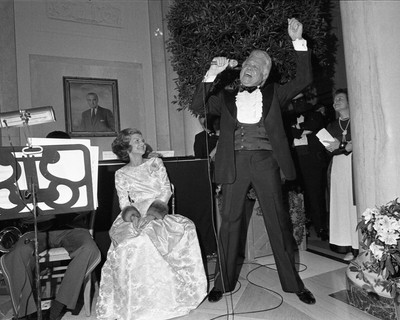 8x10 Glossy BW Photo Print 1976 Betty Ford & Singer Billy Daniels White House