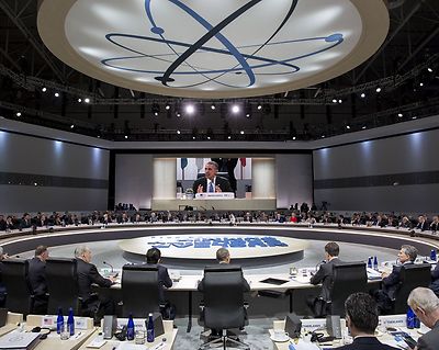 BARACK OBAMA DELIVERS REMARKS @ THE NUCLEAR SECURITY SUMMIT  8X10 PHOTO (ZZ-850)