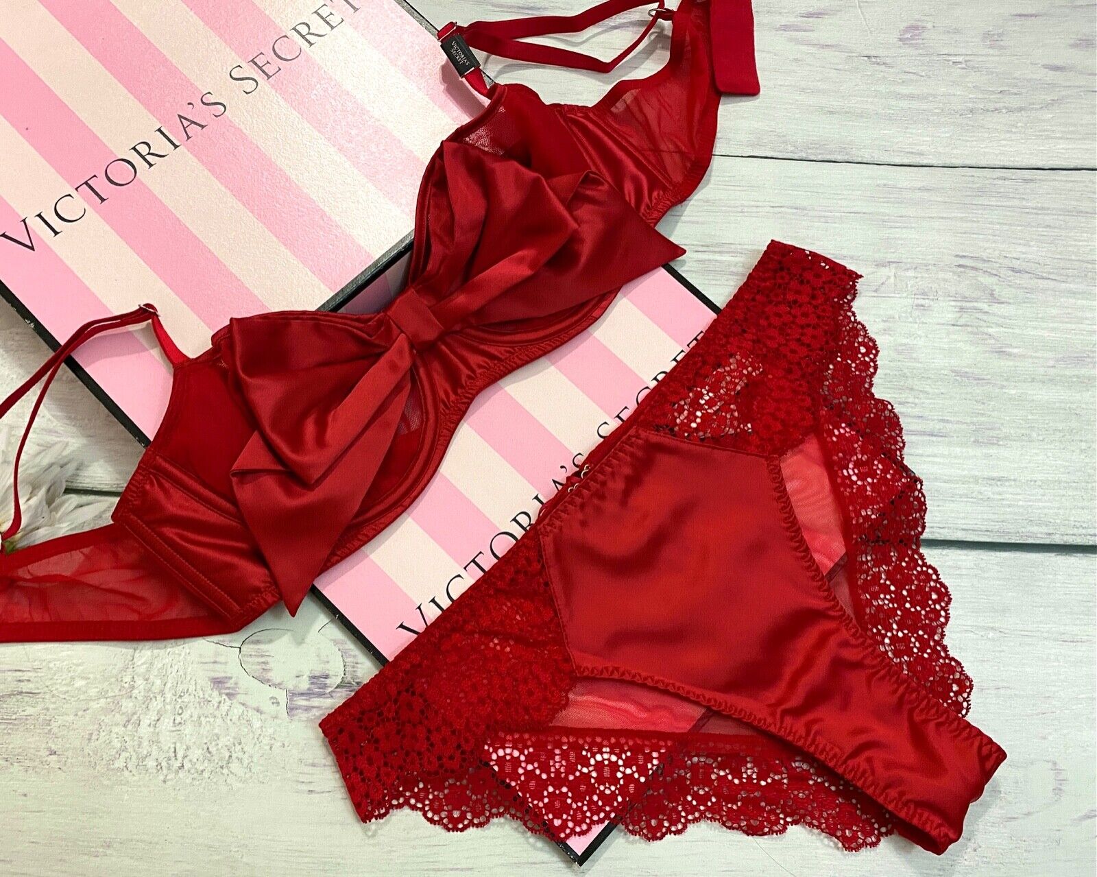 

NWT Victorias Secret Черный бюстгальтер балконет без подкладки с бантом DREAM ANGELS на шнуровке, Красный