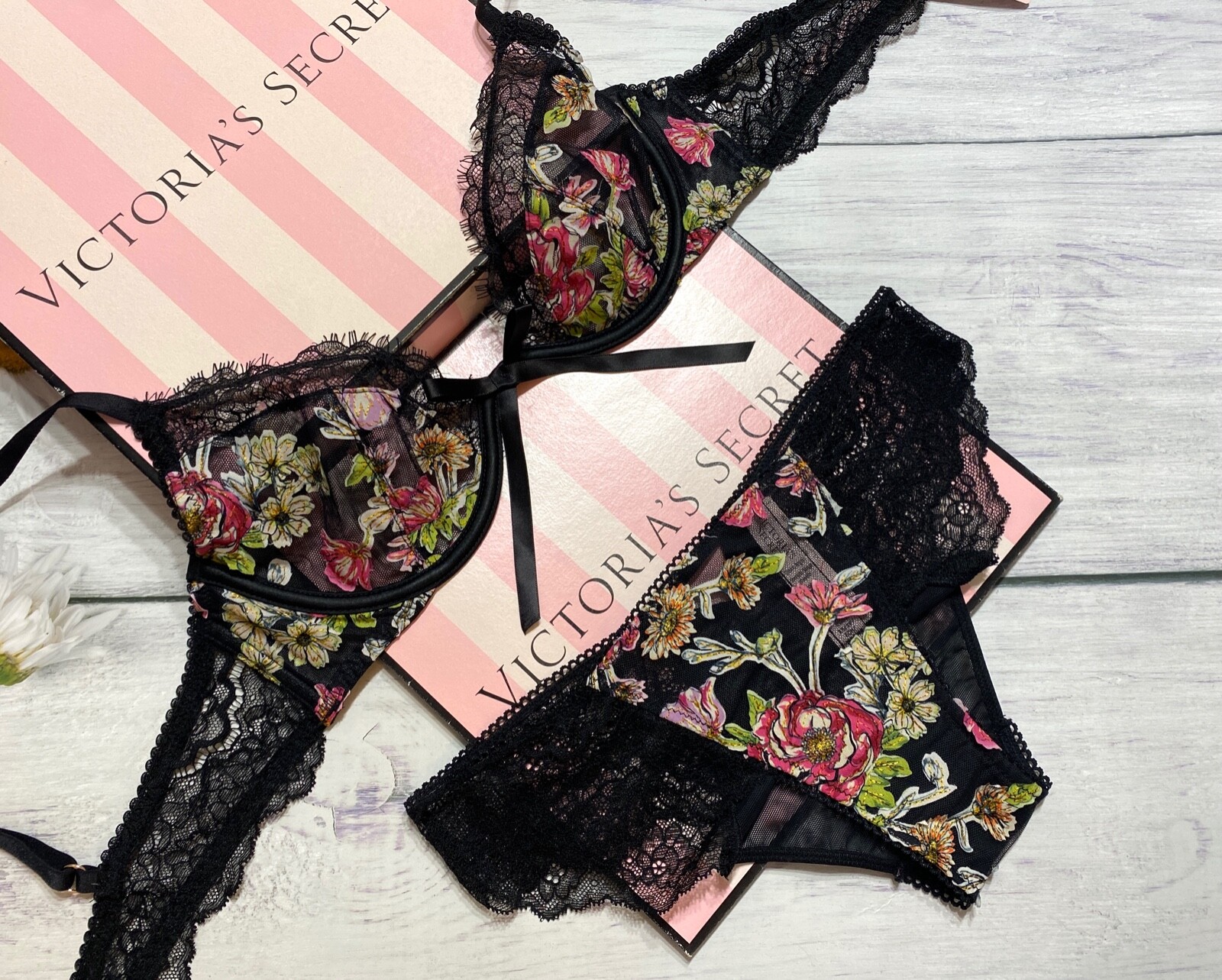 

Victorias Secret DREAM ANGELS Бюстгальтер без подкладки с вышивкой и цветочным принтом Cheeky Set Black, Черный