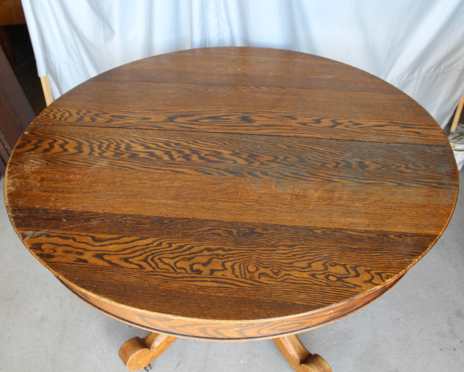 Antique Round Oak Table – original finish – 45? diameter - with Leaves
