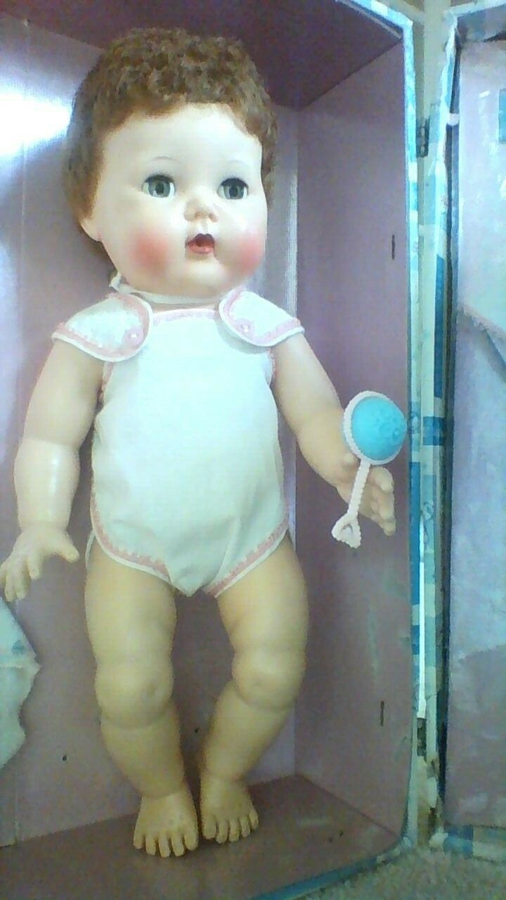 TINY TEARS WITH ROCK-A-BYE EYES IN CASE AND ACCESSORIES  MINT