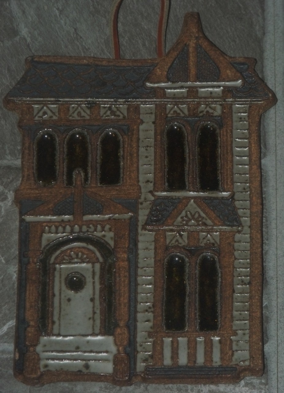 VTG VICTORIA LITTLEJOHN CERAMICS POTTERY WALL HANGING VICTORIAN HOUSE TRIVET SET