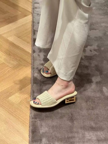 【関税＆送料込み】Fendi 'Baguette' Slides FENDI Baguette Slides | Gold | FARFETCH