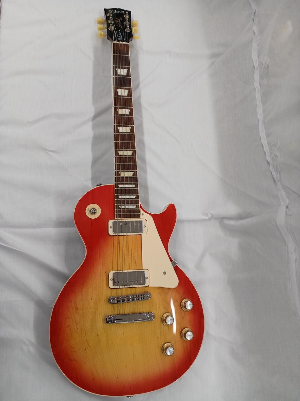 【未使用】Gibson Les Paul 70s Deluxe 1973 Gibson Les Paul Deluxe Cherry Sunburst | The Music Zoo