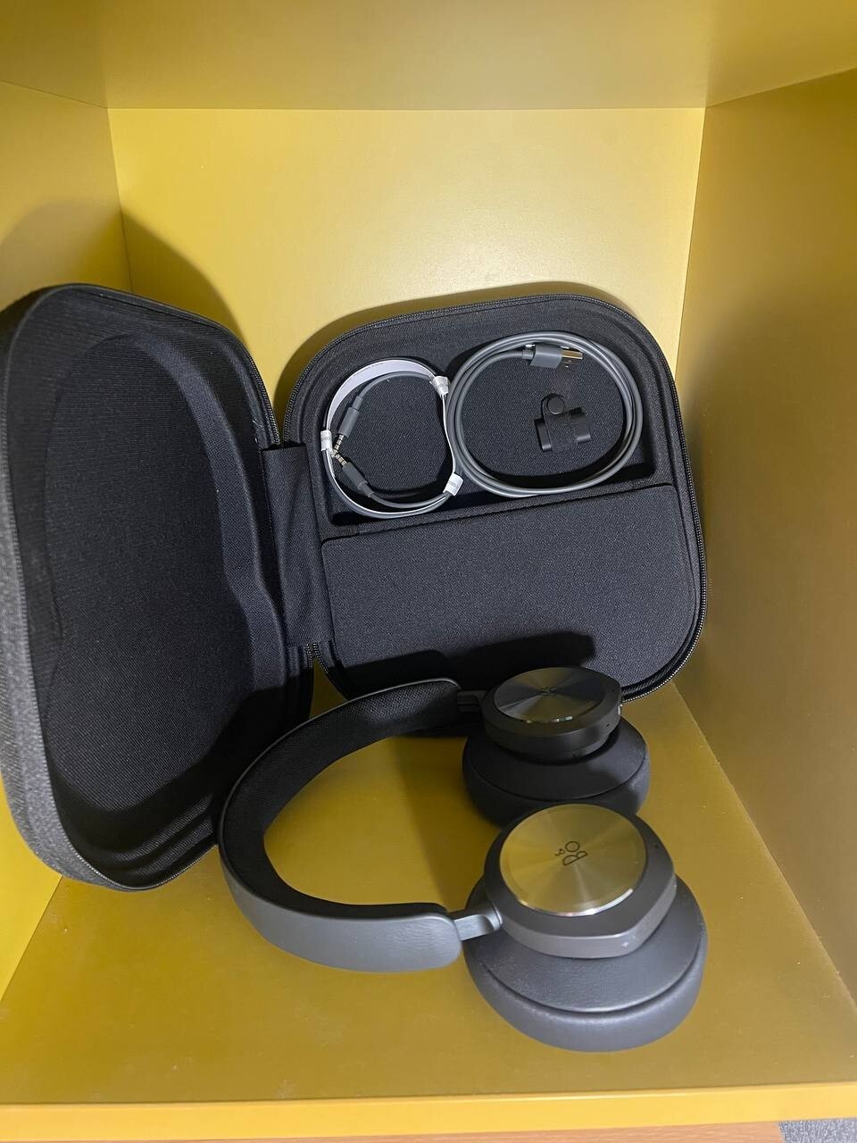 BANG & OLUFSEN BEOCOM PORTAL MS WIRELESS HEADPHONES. BLACK BANG & OLUFSEN BEOCOM PORTAL MS WIRELESS HEADPHONES. BLACK