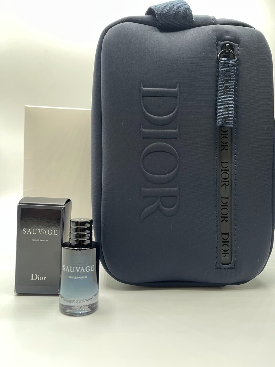 Dior Sauvage Eau de Parfum 60mlギフトボックス付き Y2099729_E01_GHC.jpg
