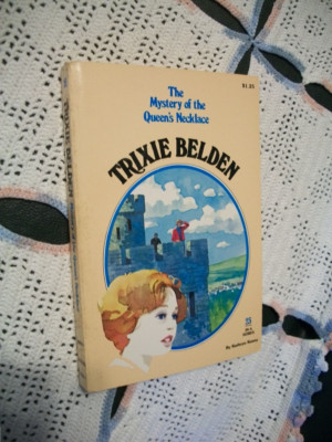 Trixie Belden #23 - The Mystery of the Queen's Necklace (Oval Paperback)
