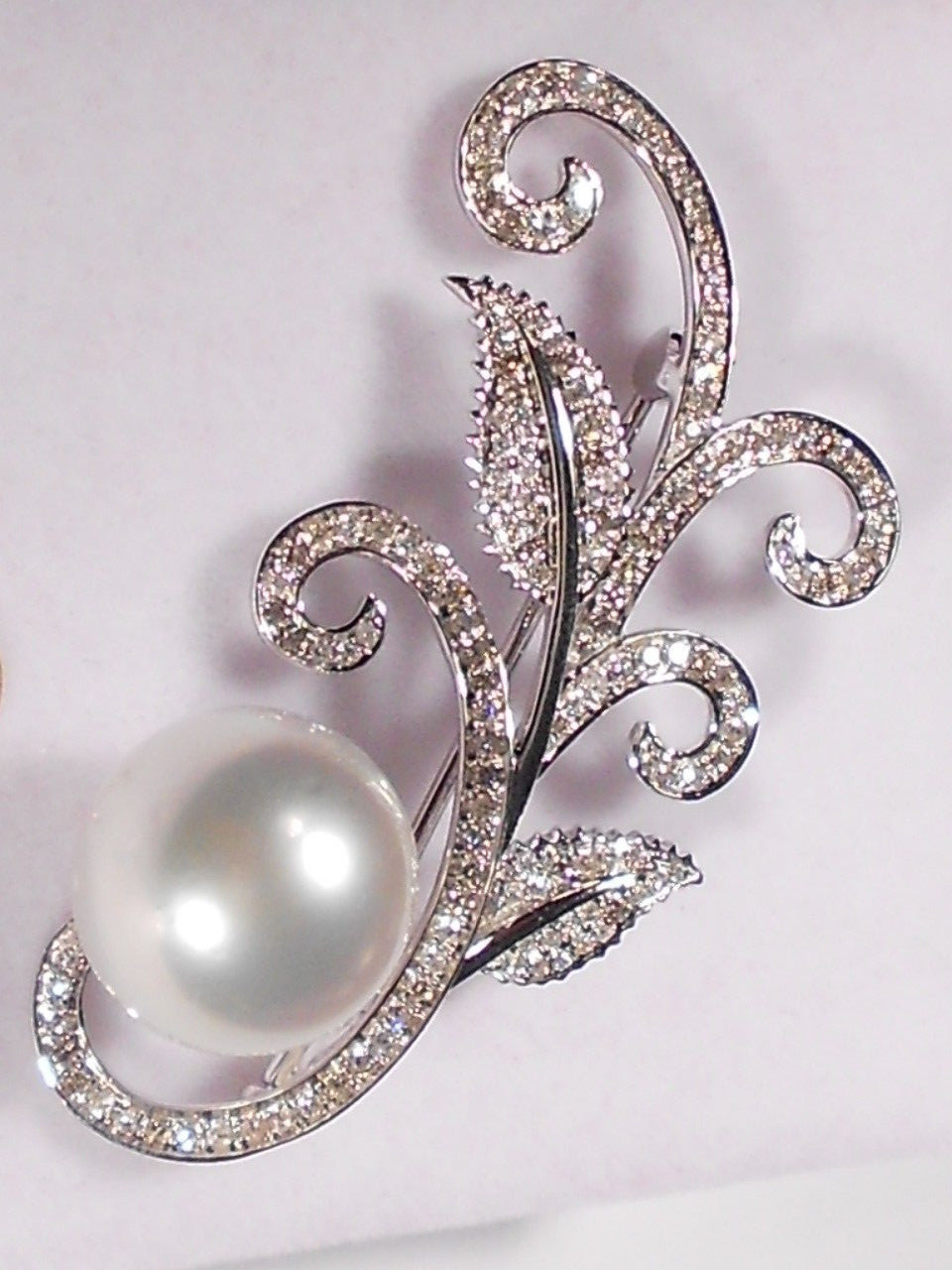 13.8mm white South Sea pearl pin/pendant, diamonds, solid 18k white gold.