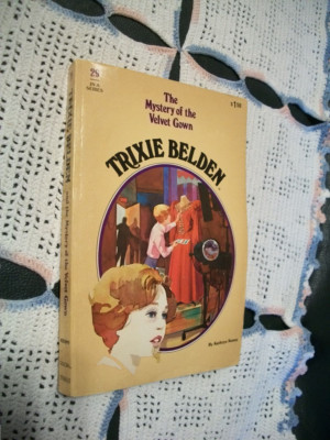 Trixie Belden #29 - The Mystery of the Velvet Gown (Oval Paperback)