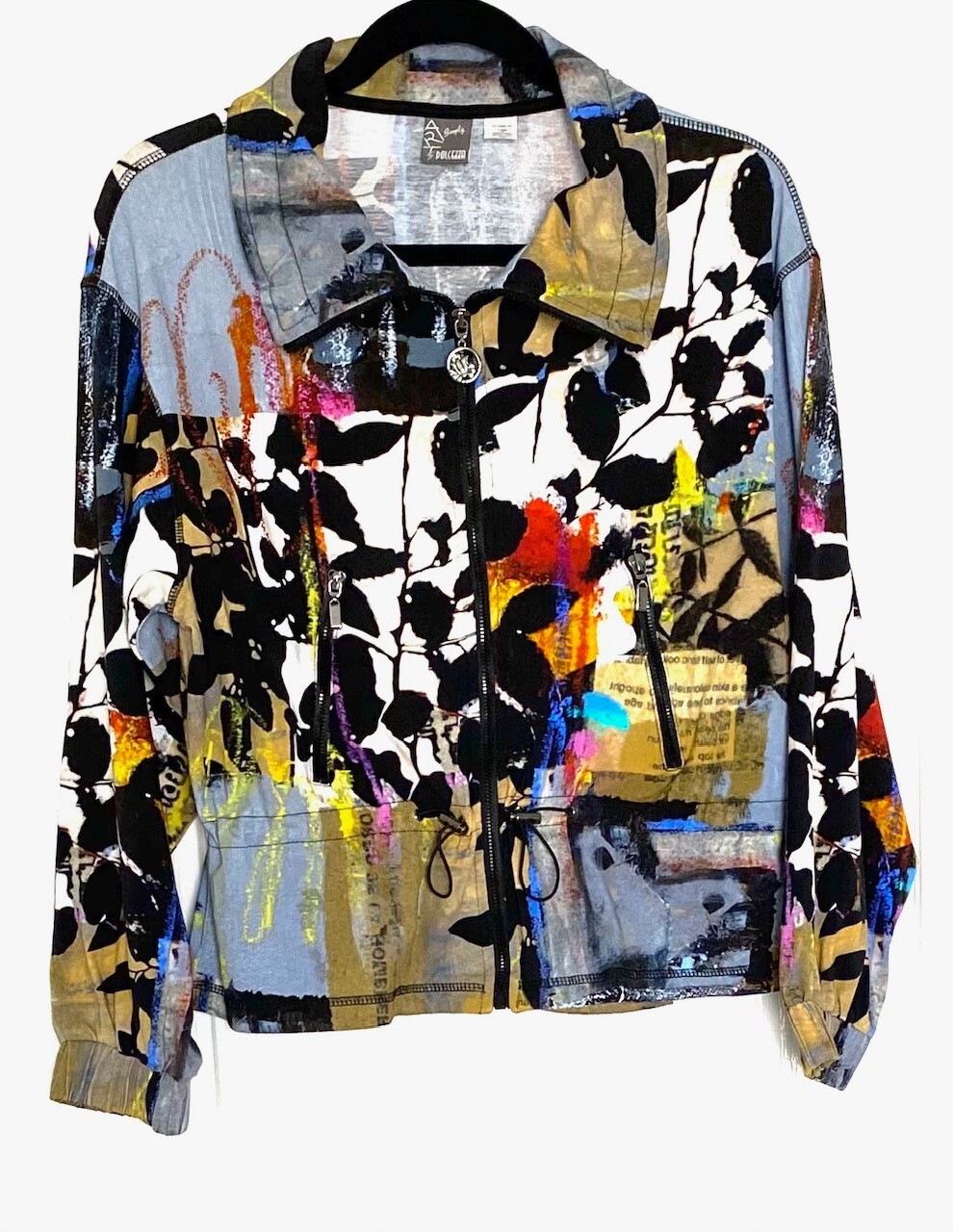 

SIMPLY ART DOLCEZZA Черная трикотажная куртка на молнии с газетным принтом спереди, Multicolor
