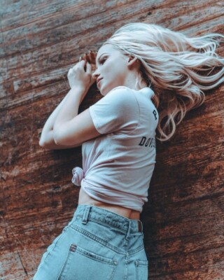 DOVE CAMERON 8x10 PHOTO *