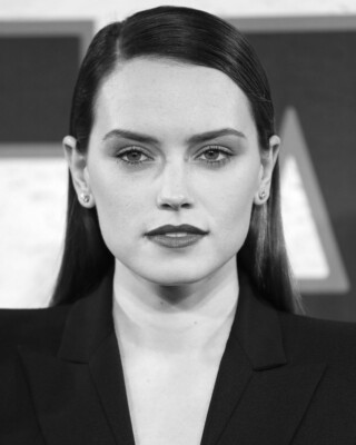  SEXY DAISY RIDLEY 8x10 PHOTO *