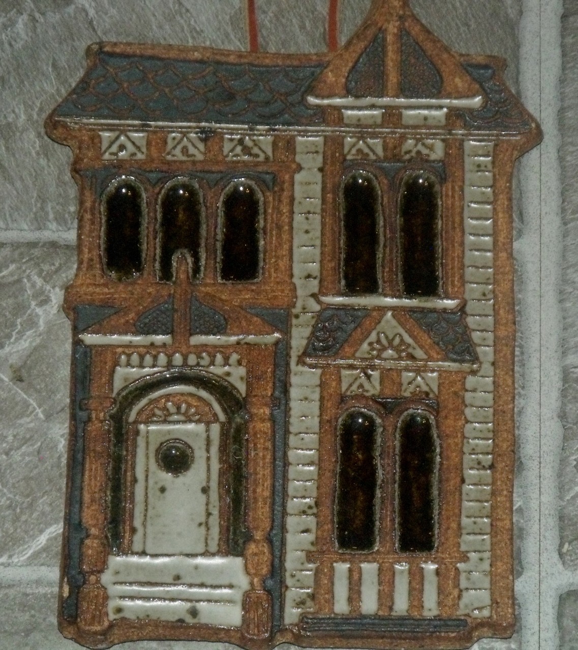 VTG VICTORIA LITTLEJOHN CERAMICS POTTERY WALL HANGING VICTORIAN HOUSE TRIVET SET