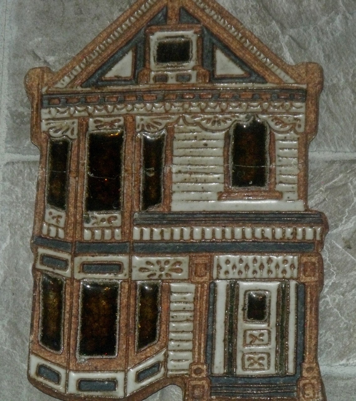 VTG VICTORIA LITTLEJOHN CERAMICS POTTERY WALL HANGING VICTORIAN HOUSE TRIVET SET