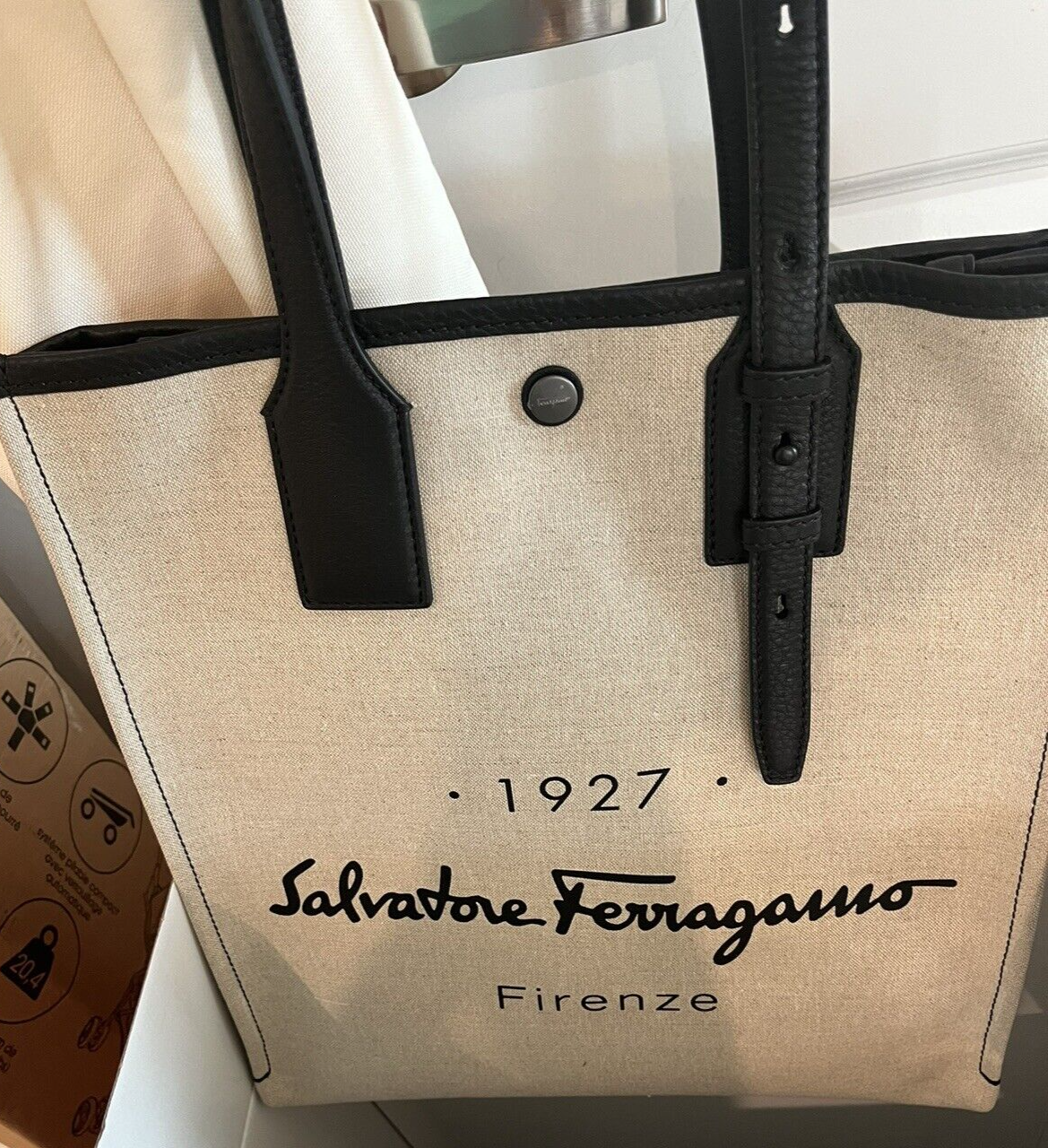 Salvatore Ferragamo ビジネスバッグ ホワイト Authentic Salvatore Ferragamo White Vitello Leather Ribbon