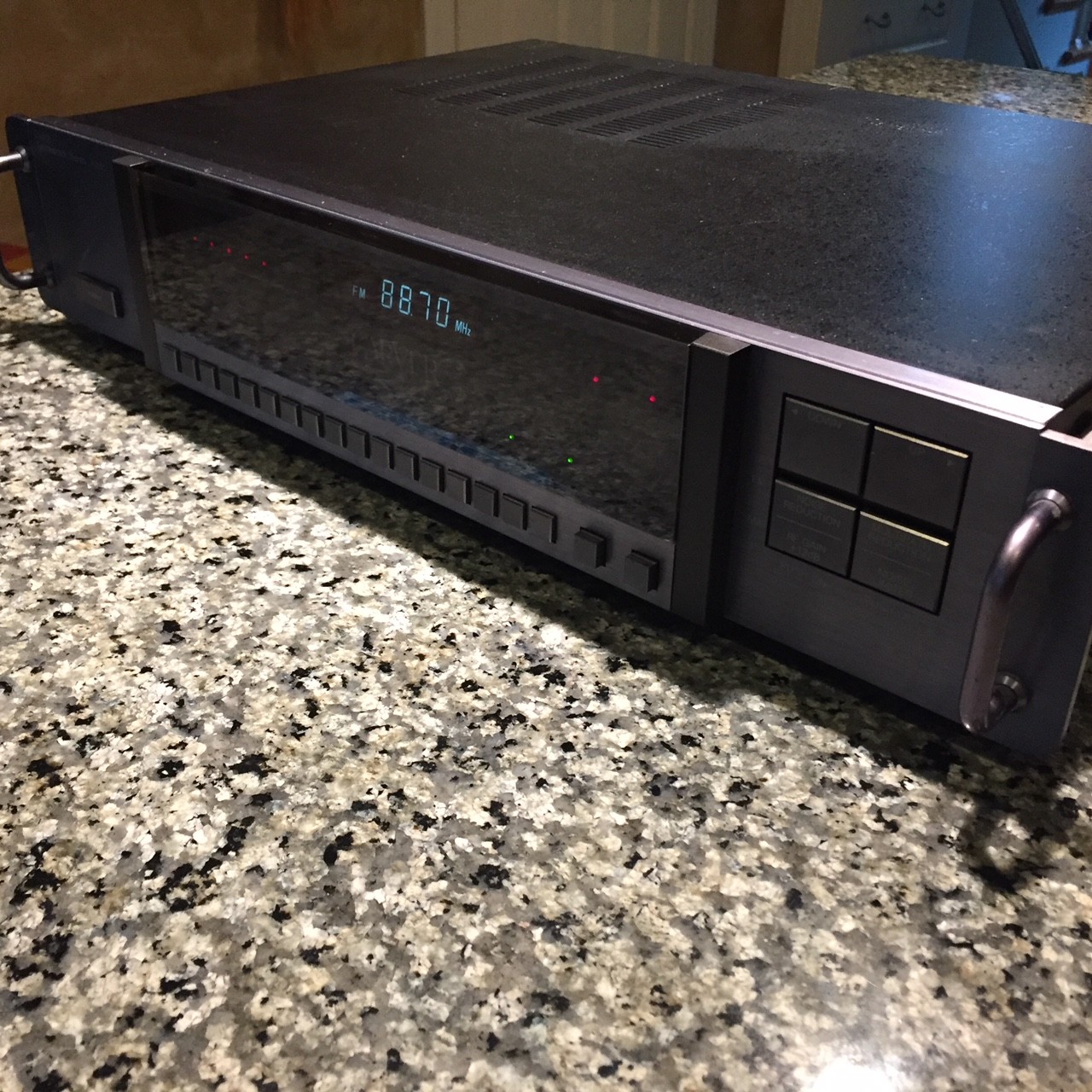 Carver TX-11a Quartz-Synthesized FM Stereo Tuner In Great Working Condition