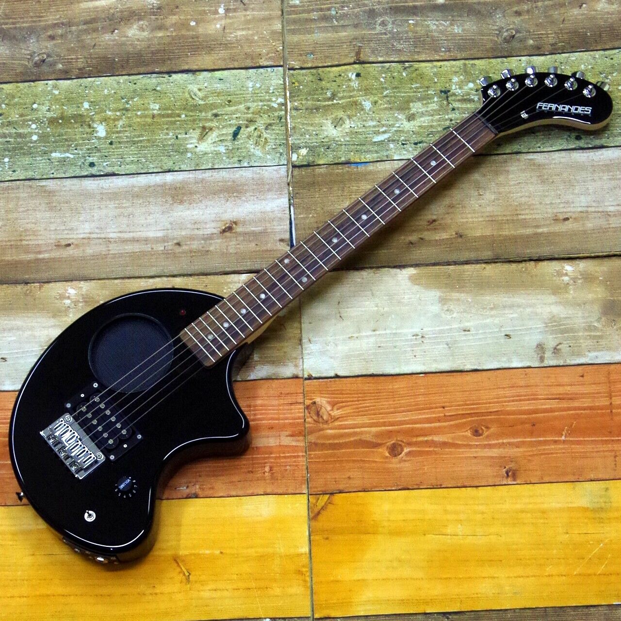 FERNANDES ZO-3 BLK Mini electric guitar with built-in FERNANDES ZO-3 BLK Mini electric guitar with built-in